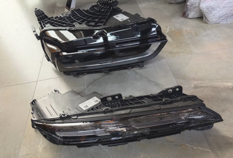 Передняя фара BMW G70